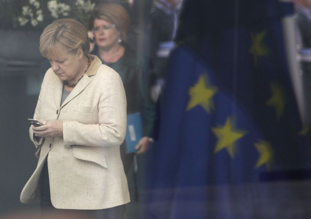 Foto: La canciller Angela Merkel usando su teléfono móvil (REUTERS)
