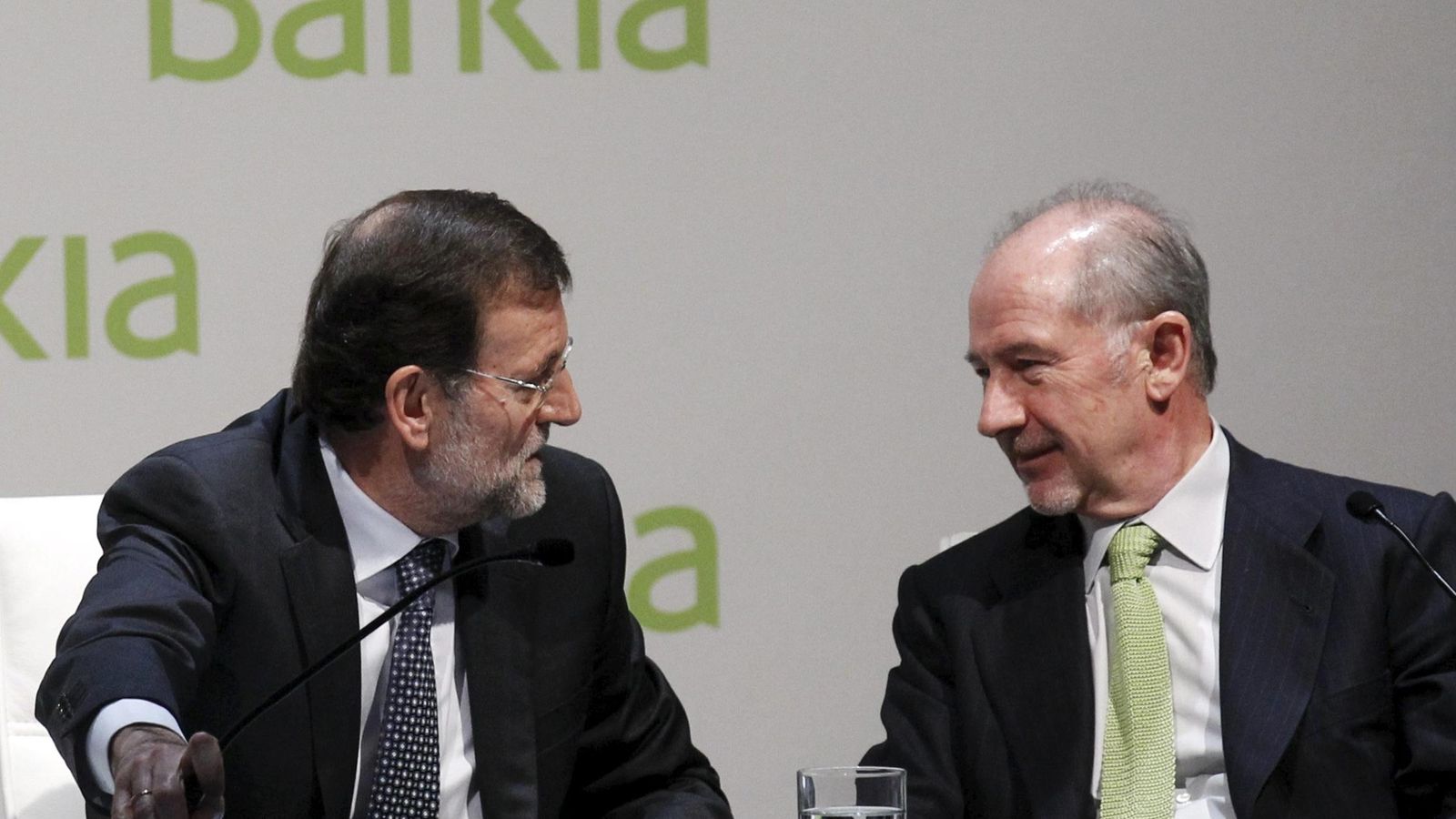 Foto: Rodrigo Rato estará presente en las preguntas que se realicen al Gobierno en la sesión de control. En la imagen de archivo, Rajoy junto al expresidente de Bankia (Reuters)