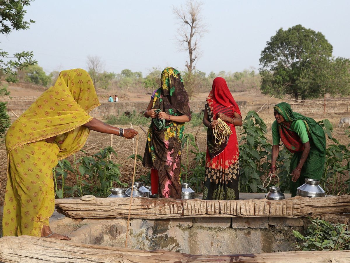Foto: Unas mujeres indias cerca de un pozo en India. (EFE/ Harish Tyagi)