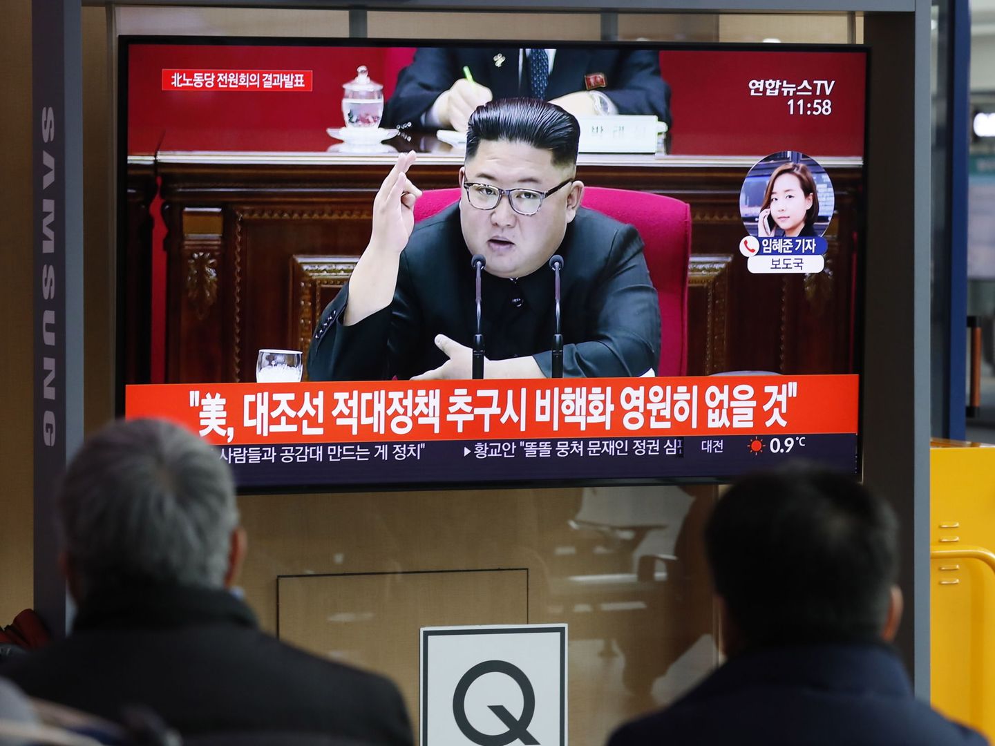 Ciudadanos de Corea del Sur, viendo las noticias del país vecino y de su líder, Kim Jong-un, hoy. (EFE)