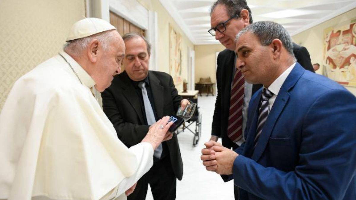 El Papa recibe a un israelí y otro palestino que han perdido a sus hijas: "Pasaron por la misma crucifixión"