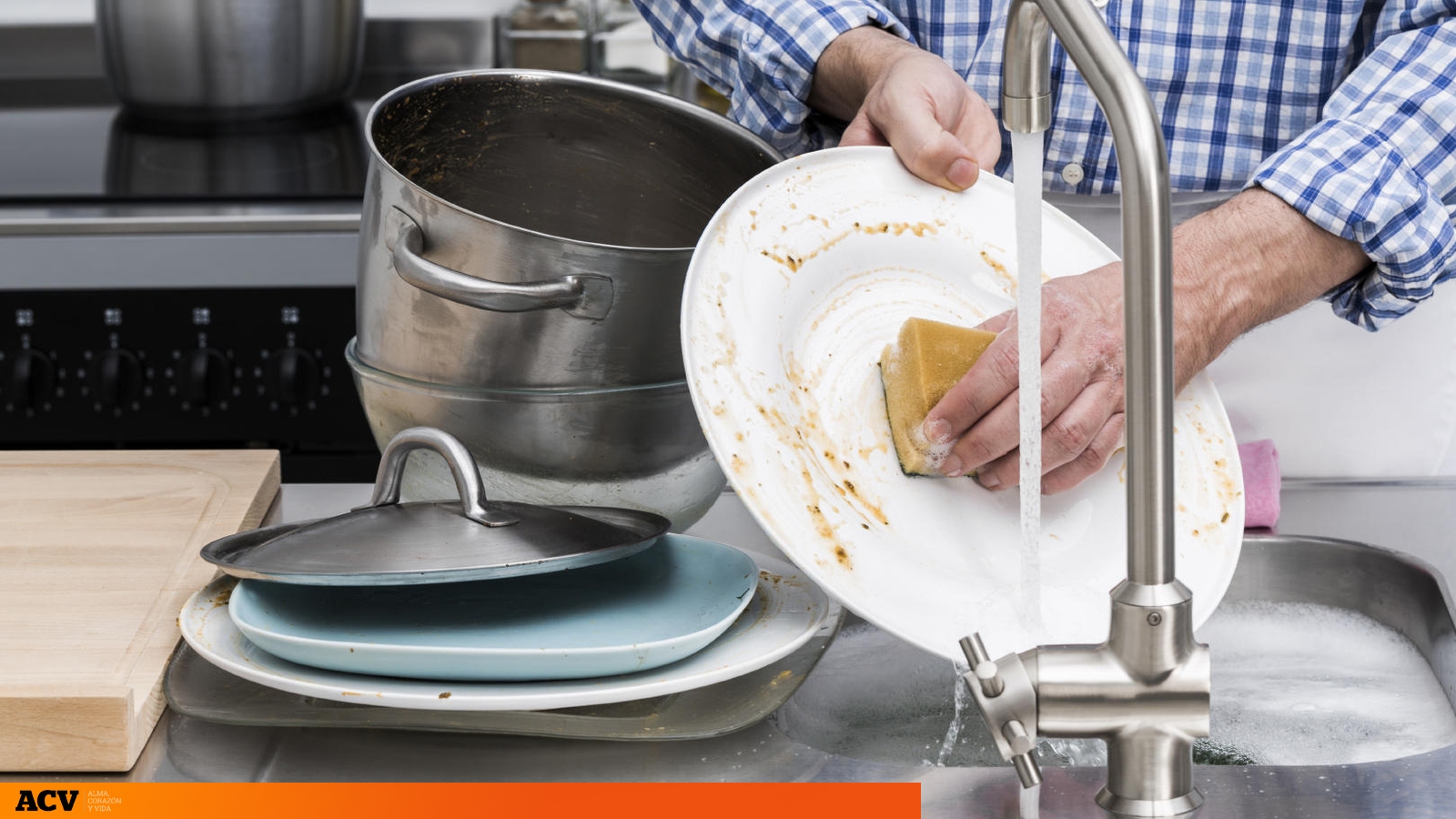 Este es el error que todos cometemos al fregar los platos (y una solución  práctica)