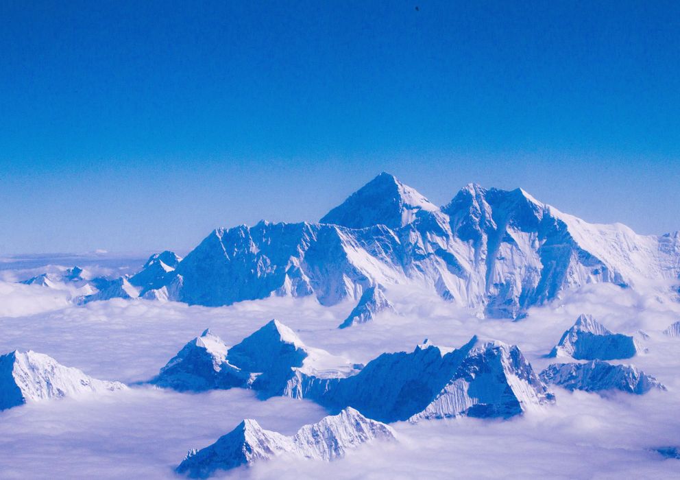 Foto: Vista general del Everest, cuyo pico alcanza los 8.848 metros.