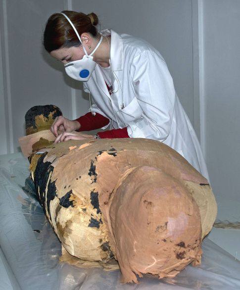 Restauración de una momia en el Instituto del Patrimonio Cultural. (Efe)