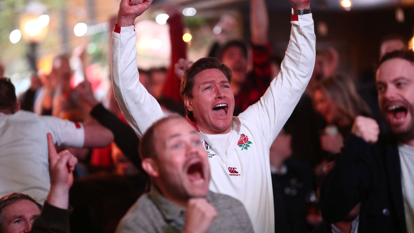 Aficionados ingleses celebran el pase histórico a la final de su selección. (Reuters)