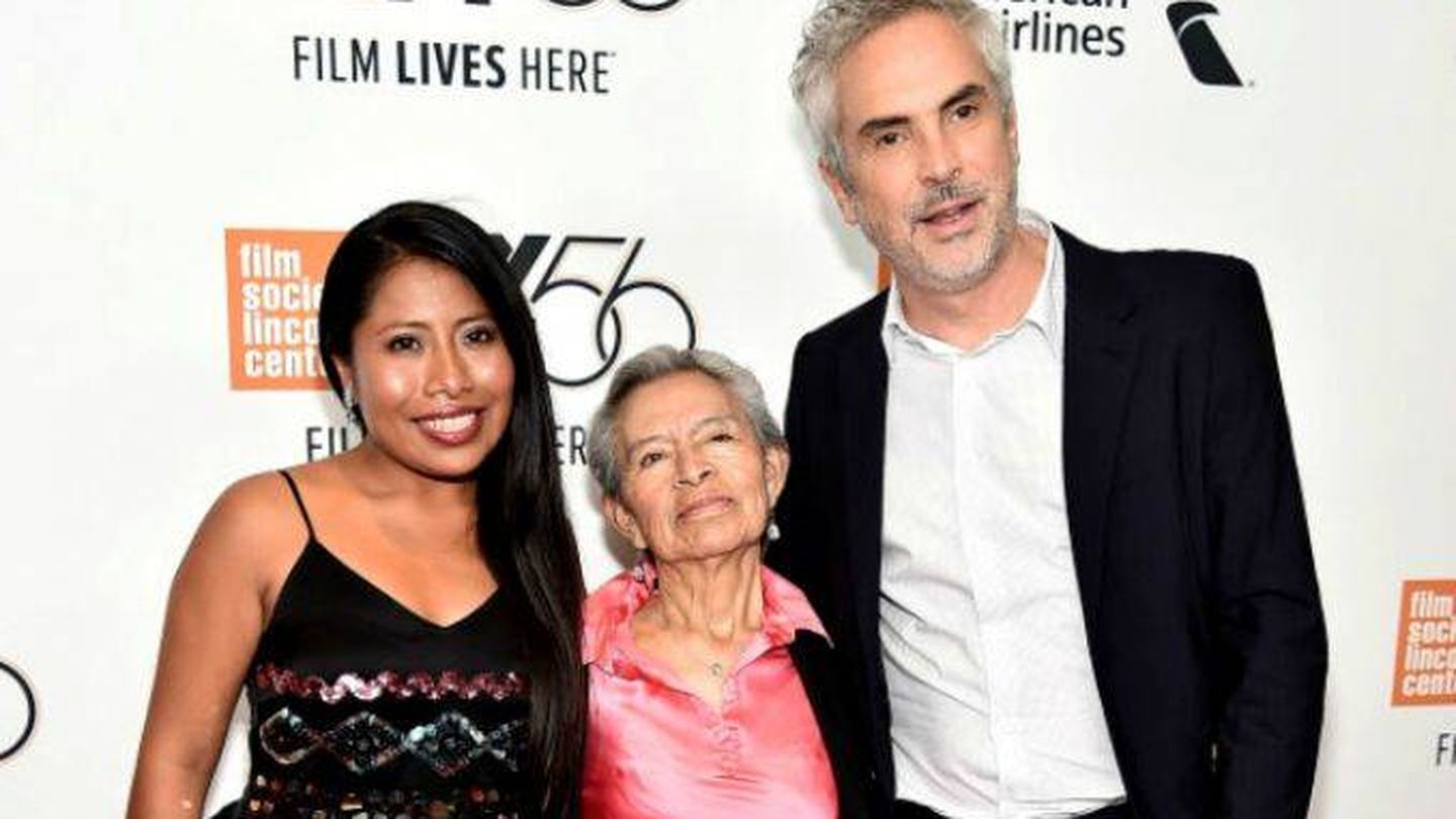 Alfonso Cuarón junto a Libo, la 'nana que cuidó del directo, y la actriz protagronista Yalitza Aparicio.