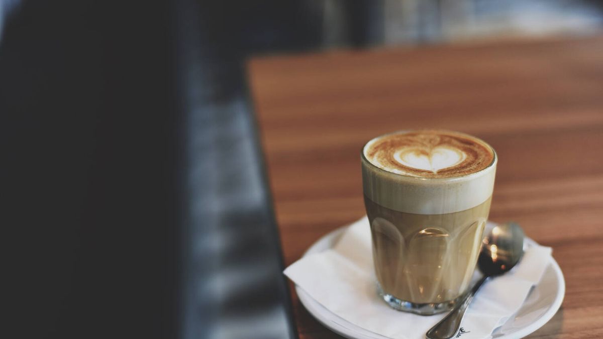 Los trucos que utilizan los camareros para marcar el café descafeinado y distinguirlo