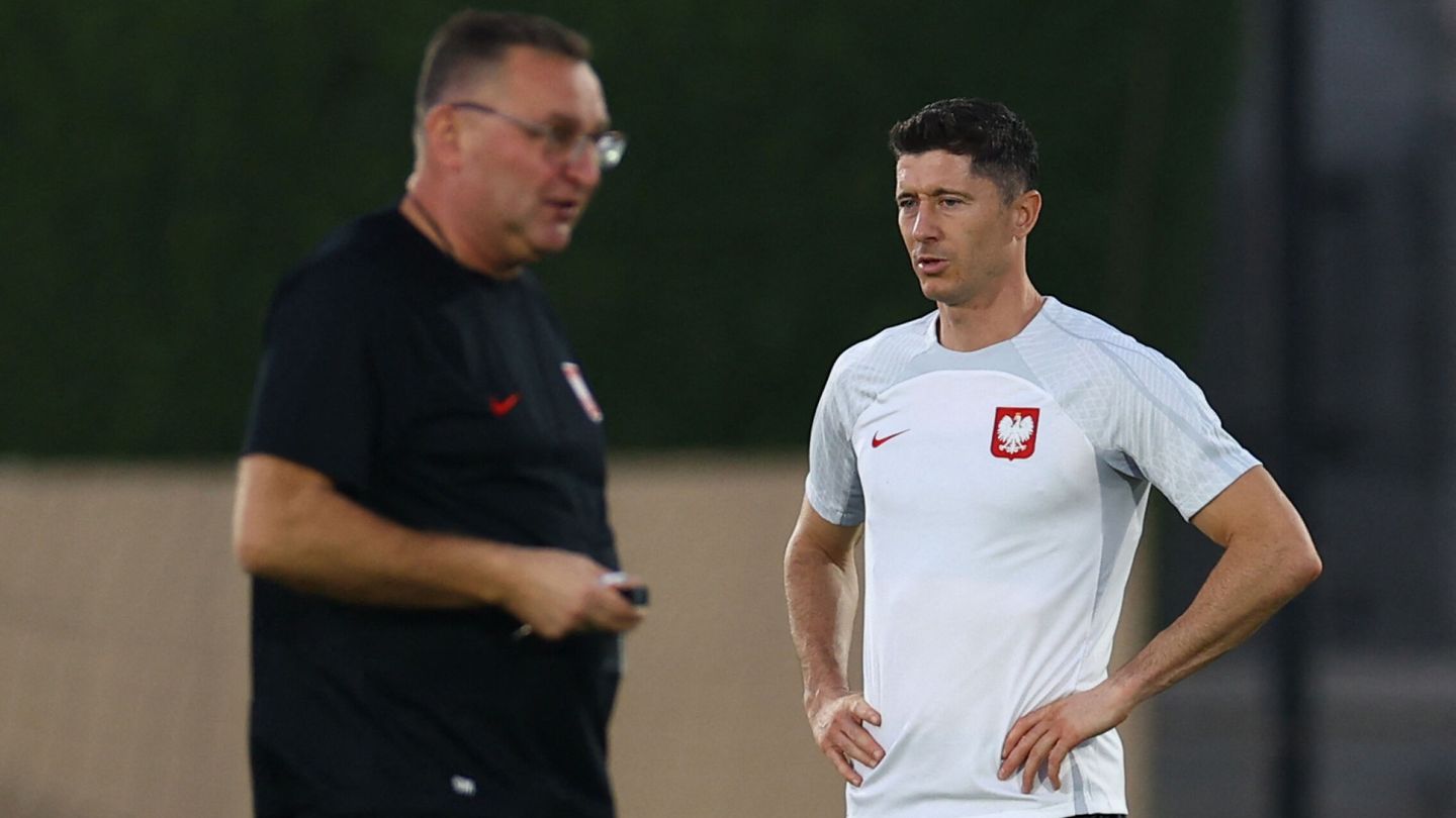 Michniewicz junto a Robert Lewandowski en un entrenamiento de la selección polaca en Qatar.