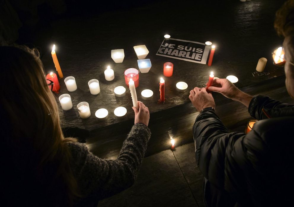 Foto: Varias personas encienden velas junto a una nota en la que se lee "Yo soy Charlie" como muestra de condena al ataque. (EFE)