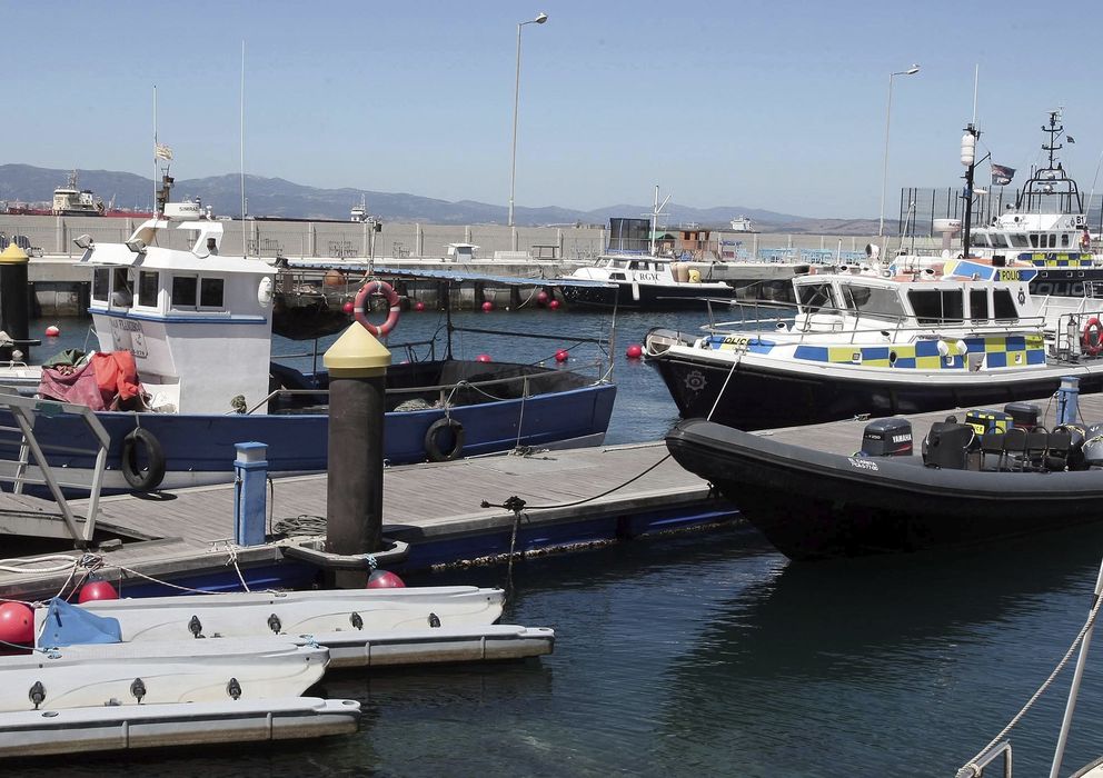 Foto: El pesquero linense 'San Francisco', en el que viajaban tres pescadores españoles que han sido detenidos por un supuesto delito de contrabando. (EFE)