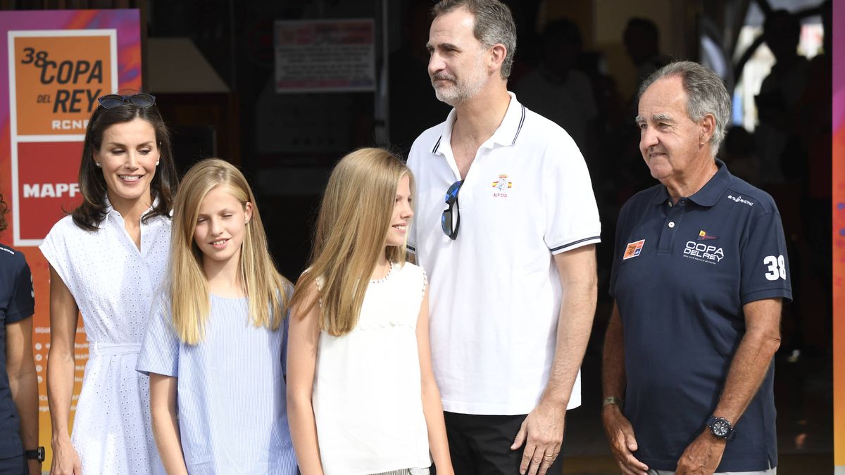 Primera aparición de Felipe, Letizia y sus hijas en Mallorca: todas las fotos