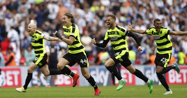 Foto: Los jugadores del Huddersfield Town celebran el gol del ascenso a la Premier League este lunes en Wembley. (Reuters)