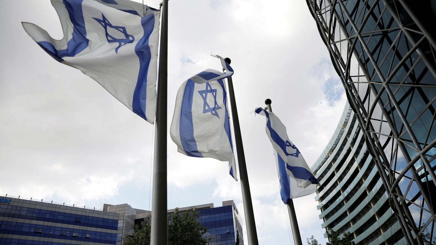 La bandera de Israel, cerca de unas oficinas. (Reuters/Ronen Zvulun)