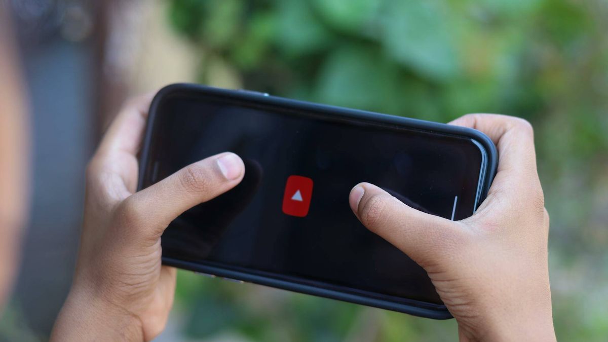 El truco para poder ver vídeos de YouTube sin anuncios y con la pantalla bloqueada en el móvil