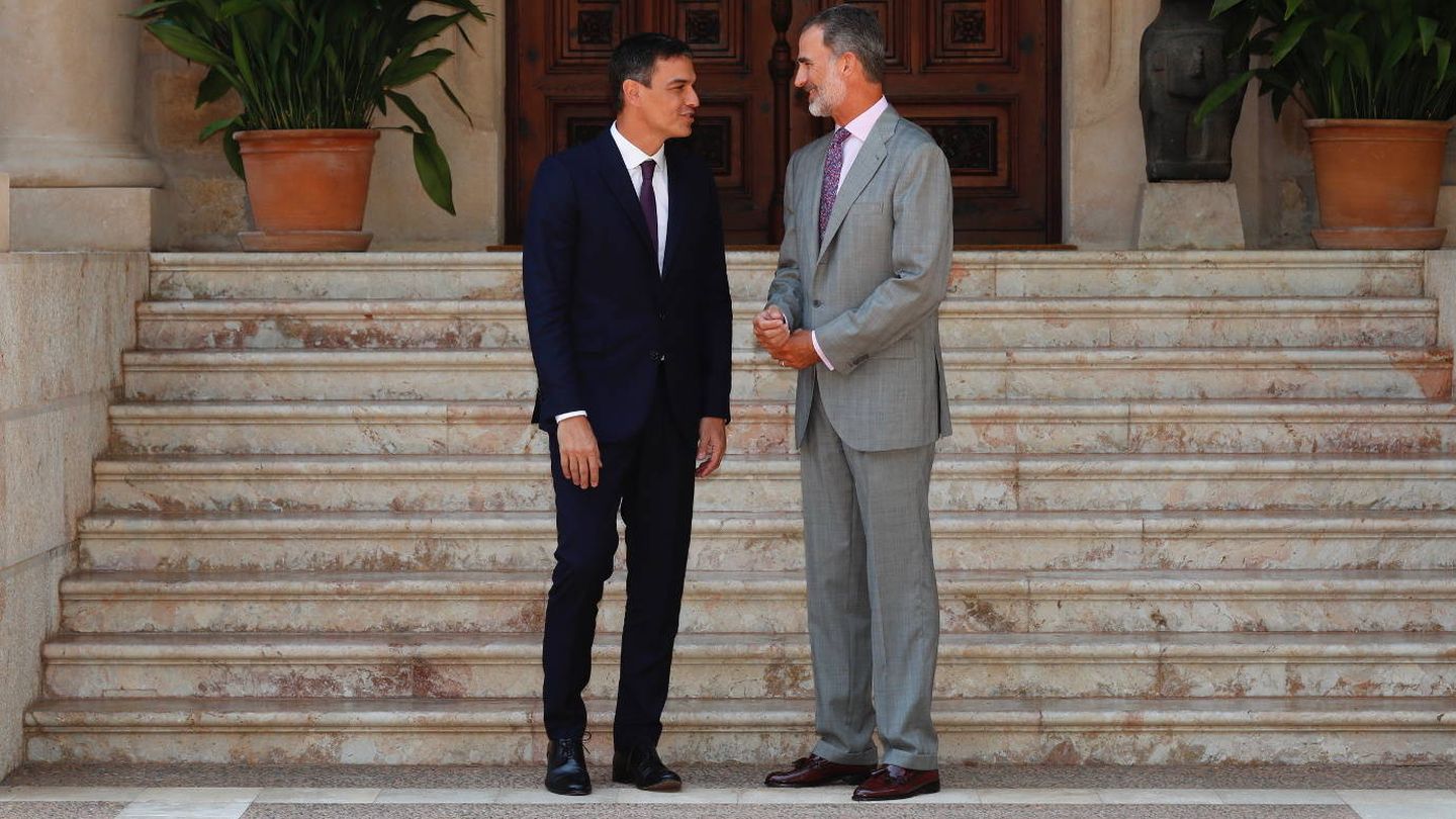 Don Felipe charla con Pedro Sánchez. (FOTO: Casa Real)