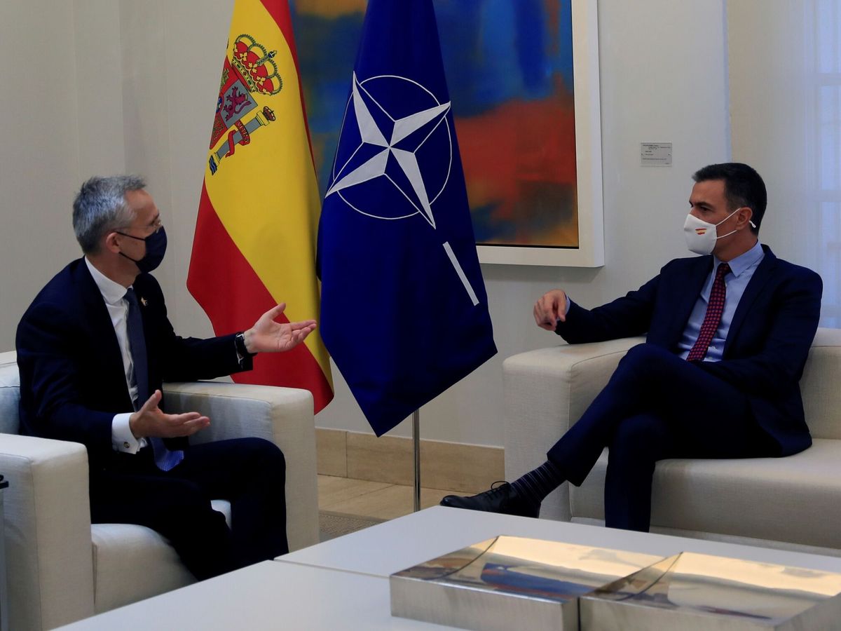 Foto: El presidente del Gobierno, Pedro Sánchez (d), durante una reunión con el secretario general de la OTAN, Jens Stoltenberg (i), el pasado mes de octubre. (EFE/Fernando Alvarado)