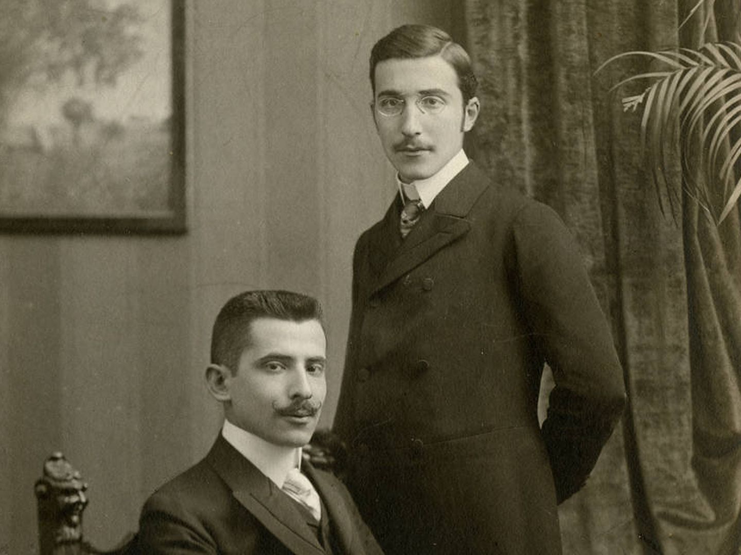Stefan Zweig, en pie, y su hermano Alfred en Viena hacia 1900