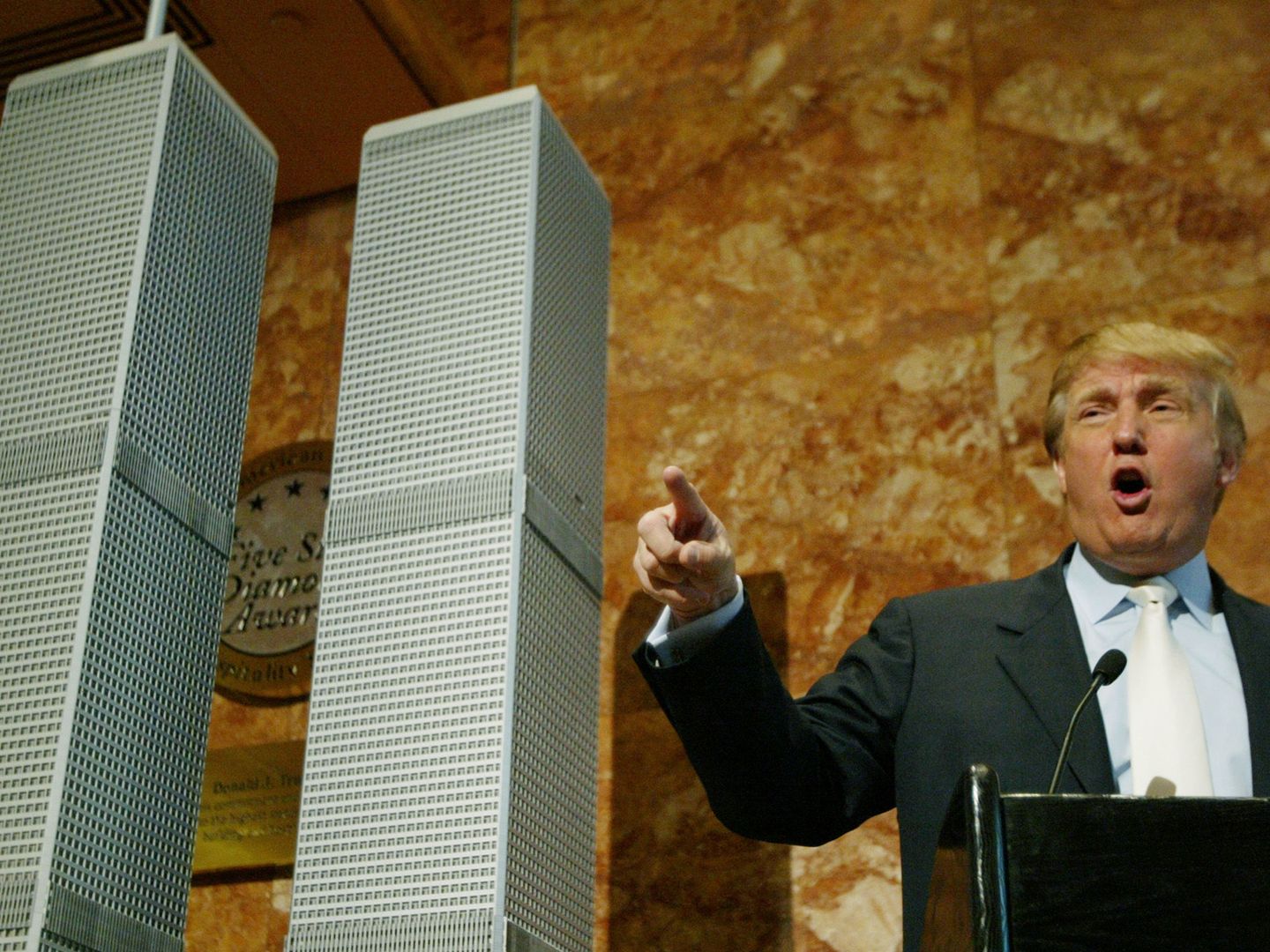 Donald Trump en 2005, en una rueda de prensa en la que propuso reconstruir las Torres Gemelas (Reuters)