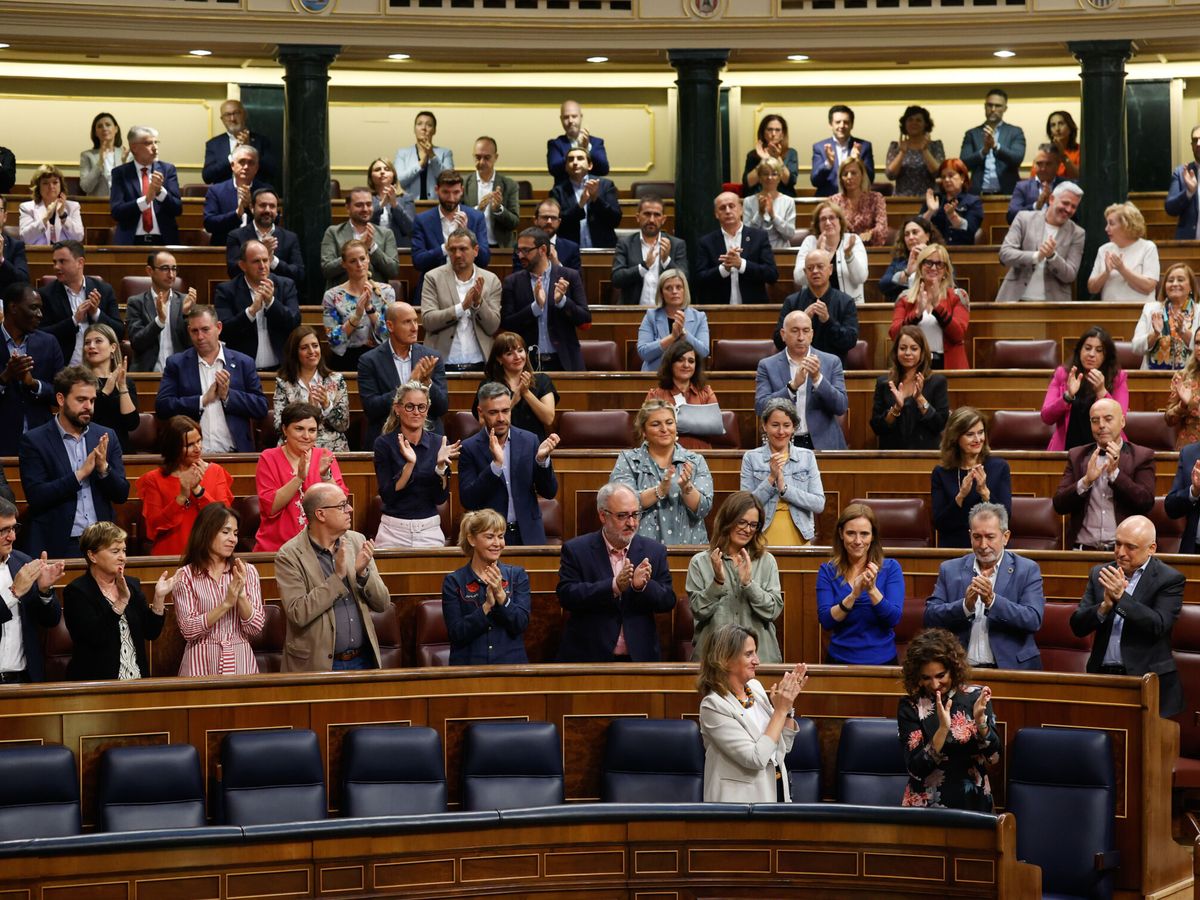 Foto: La ministra de Hacienda, María Jesús Montero (d, abajo), aplaudida por la bancada socialista tras su intervención en el debate de las enmiendas a la totalidad de los presupuestos. (EFE/Javier Lizón)