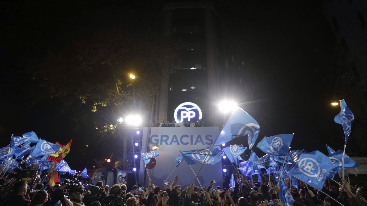 Imagen de la sede del PP durante la noche electoral de diciembre de 2015. (EFE)