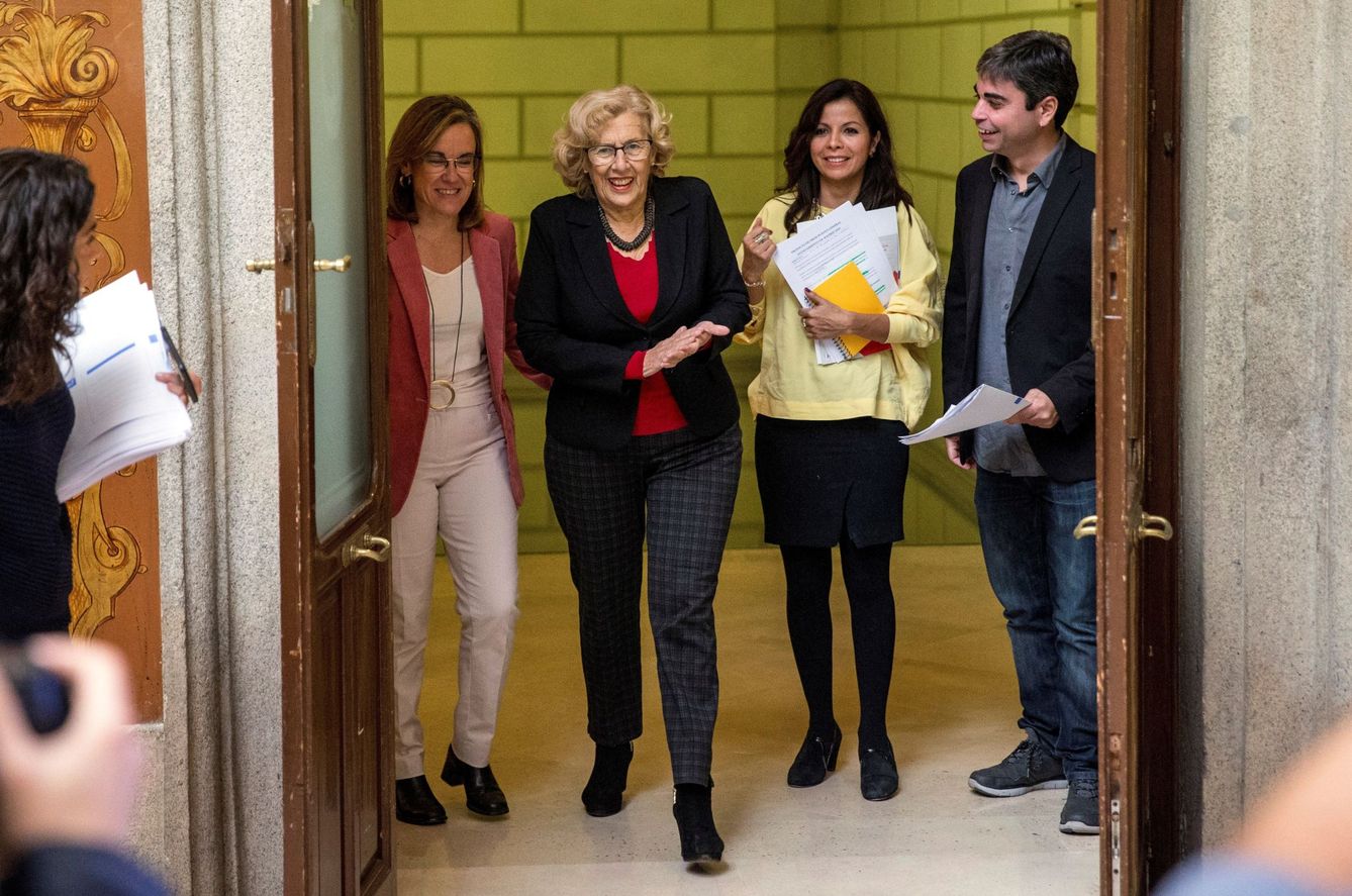 Erika Rodríguez (amarillo), junto a Manuela Carmena, Purificación Causapié y Jorge García Castaño, en la presentación de un Ayuntamiento de Madrid. (EFE/Rodrigo Jimenez)