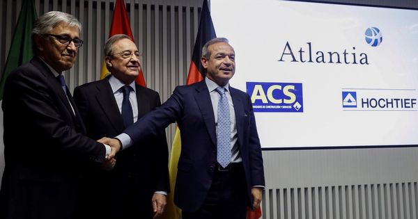 Foto: El presidente de ACS, Florentino Pérez (c); el consejero delegado de Atlantia, Giovanni Castelluci (i), y el presidente de Hochtief, Marcelino Fernández Verdes. (EFE)