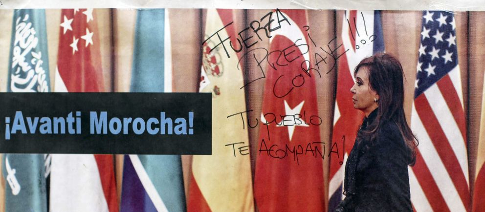 Un cartel de apoyo a Cristina Fernández en el exterior de la Fundación Favaloro (Efe).