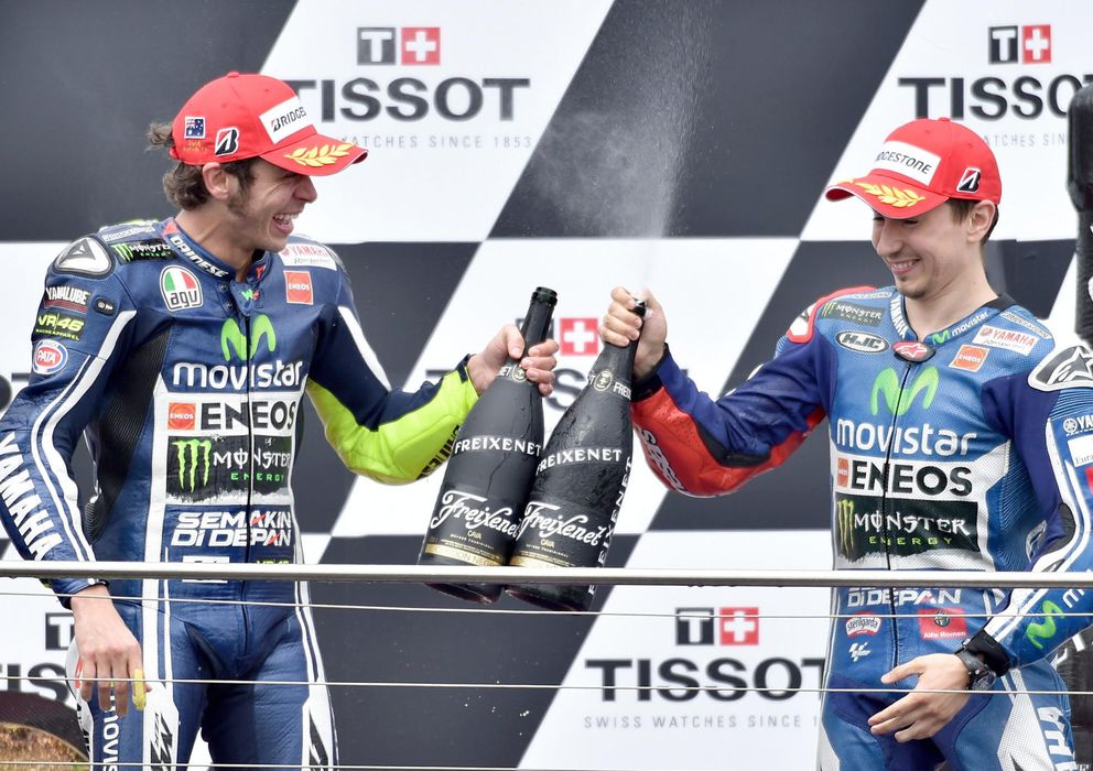 Foto: Rossi y Lorenzo celebran en el podio de Phillip Island (EFE).