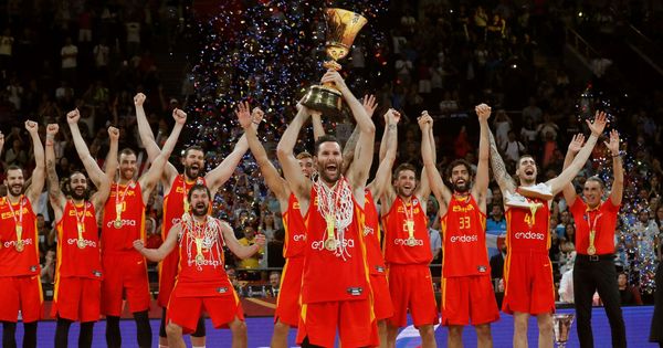 Foto: La selección española de baloncesto alza la Copa tras proclamarse campeones del mundo. (EFE)