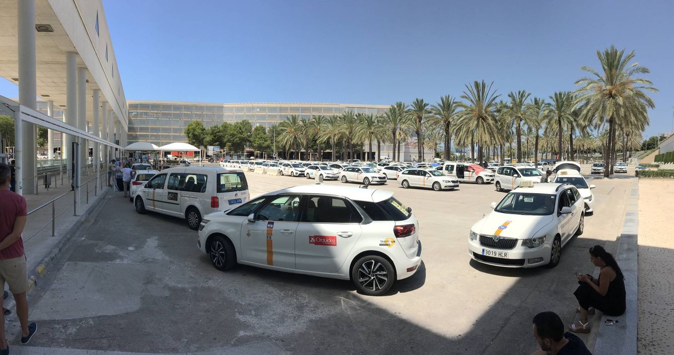Una hilera de taxis espera a los viajeros que no llegan en el aeropuerto de Palma. (D.B.)
