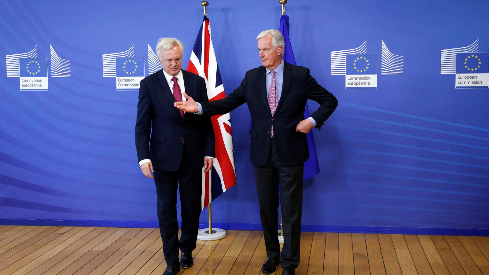 Foto: El negociador jefe de la UE, Michael Barnier, junto a su homólogo británico, David Davis, en Bruselas. (Reuters) 