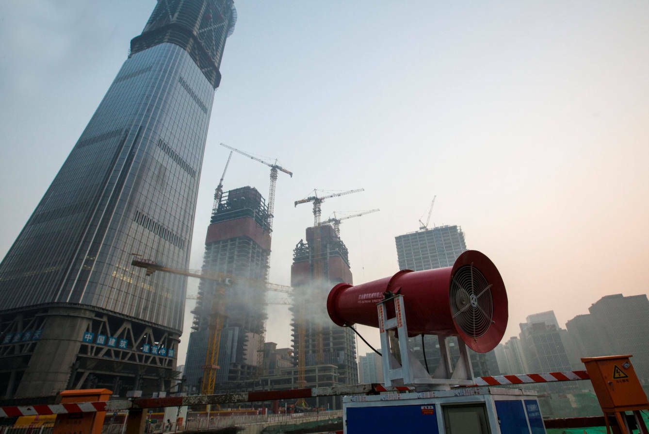 Máquina utilizada para reducir la contaminación durante unas obras en Pekín. (Reuters)