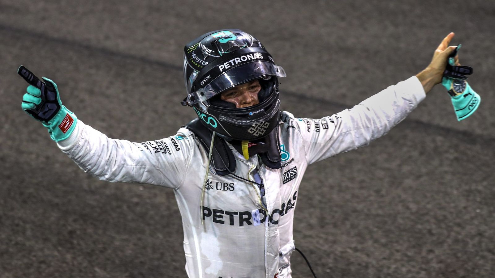 Foto: Rosberg, eufórico en el circuito de Abu Dabi tras proclamarse campeón (Srdjan Suki/EFE).