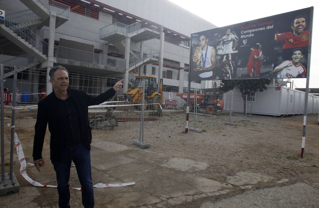 Caparrós señala el cartel que luce orgulloso el Sevilla a las puertas de su ciudad deportiva (SFC)