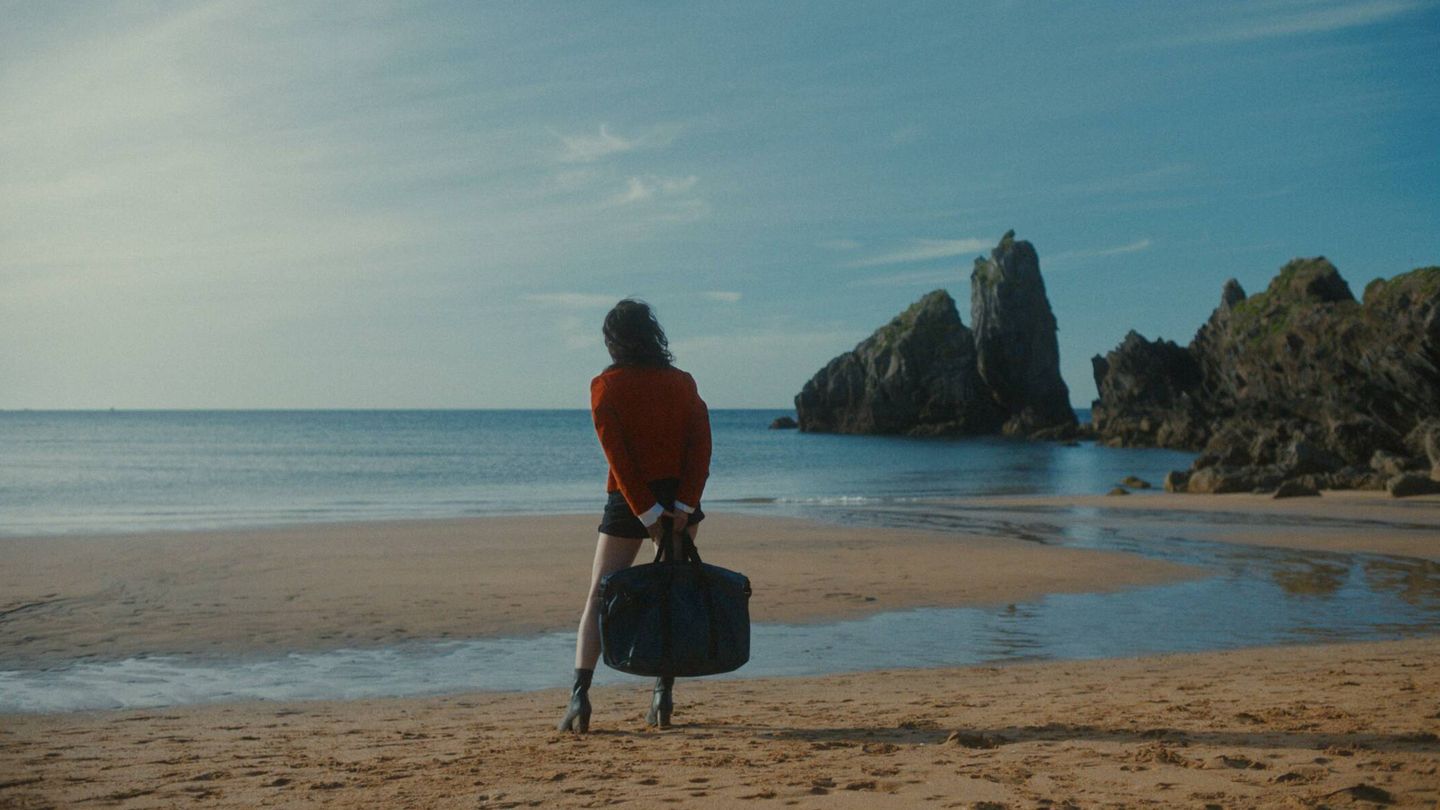 La protagonista, Nina, contempla la playa de su infancia. (BTeam)