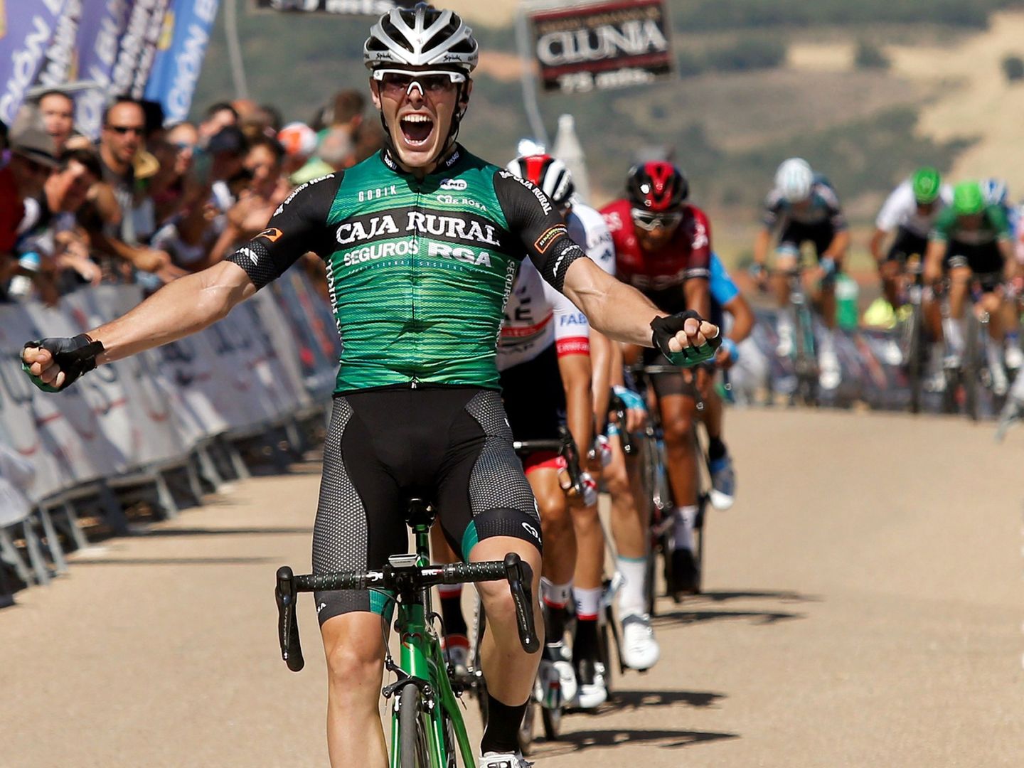 Aranburu cruza la meta con el maillot de Caja Rural para imponerse en la pasada Vuelta a Burgos. (EFE)