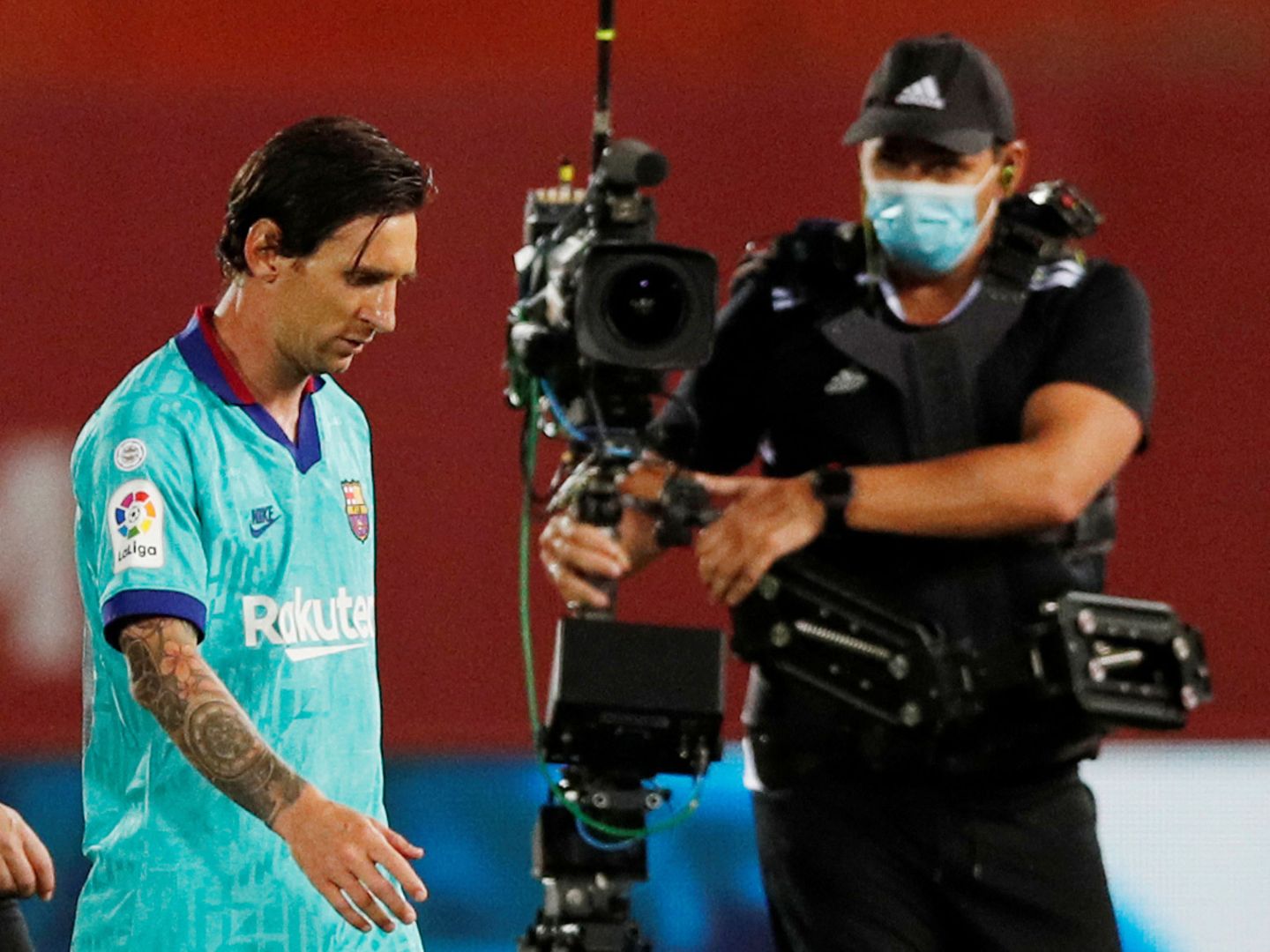 Leo Messi se retiró al final del choque con síntomas de cansancio tras el parón. (EFE)