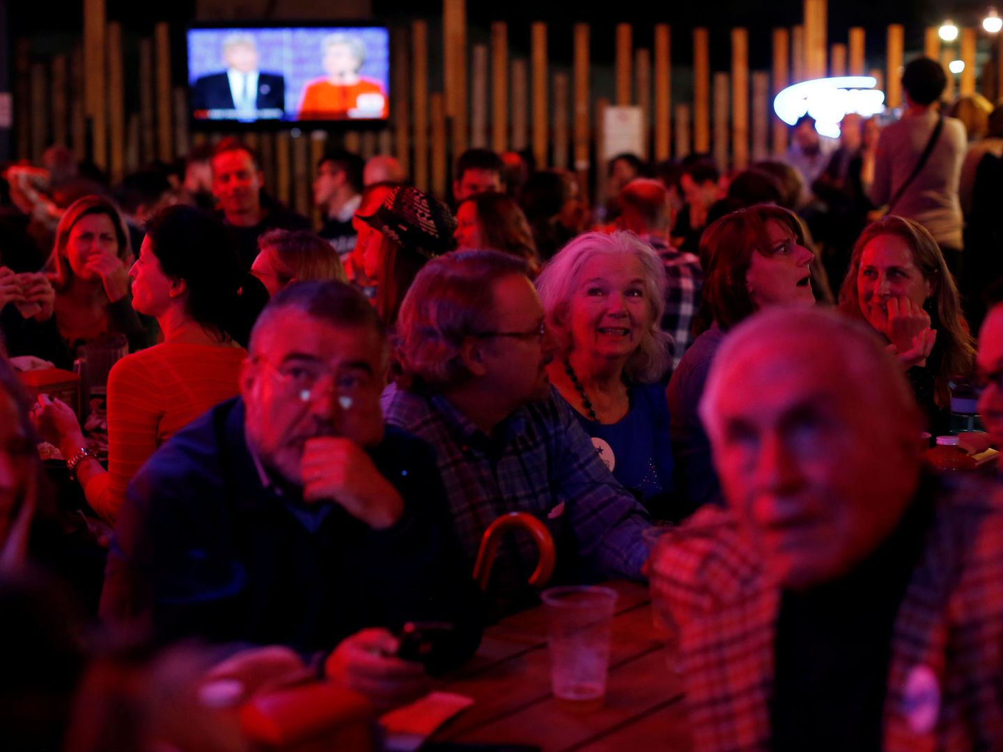 People, including U.S. Democrats living in Mexico, watch a television broadcast of the first presidential debate between U.S. Democratic presidential candidate Hillary Clinton and U.S. Republican presidential nominee Donald Trump, in a restaurant in Mexico City, Mexico September 26, 2016.  REUTERS Carlos Jasso