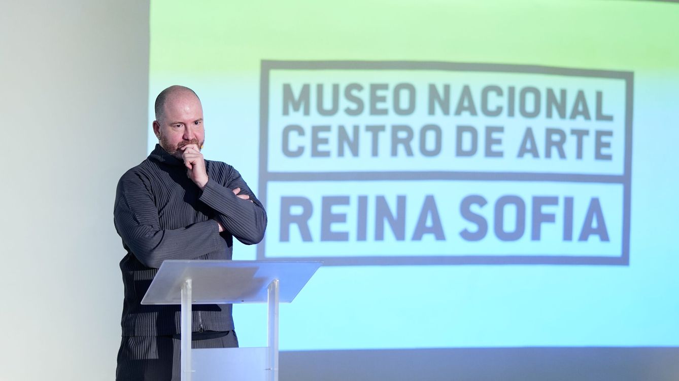 Foto: El director del Museo Reina Sofía, Manuel Segade, presenta la programación de 2024 este miércoles, en el edificio Nouvel del propio museo. (EFE/Borja Sánchez Trillo)