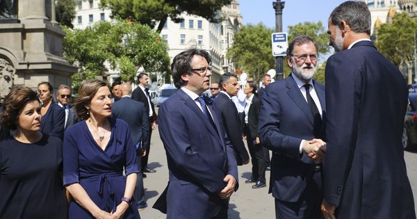 Foto: El rey Felipe VI saluda al presidente del Gobierno, Mariano Rajoy, junto al presidente de la Generalitat, Carles Puigdemont, en Barcelona. (EFE)