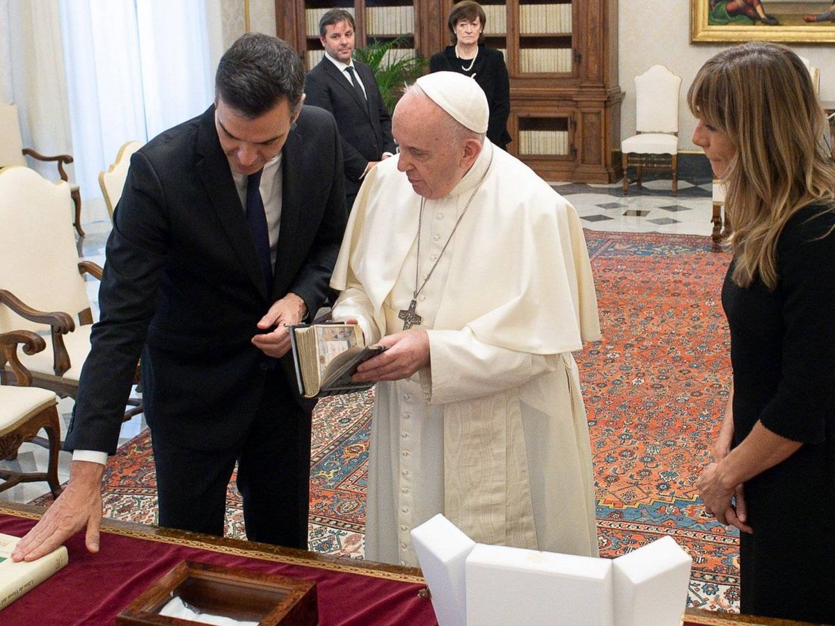 Foto: El Papa recibe a Pedro Sánchez y Begoña Gómez en El Vaticano, en octubre del pasado año.