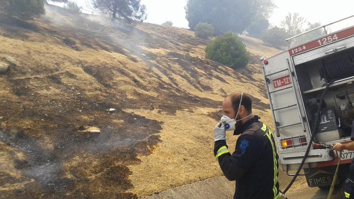 El fuego en un pinar de Madrid provoca una humareda y atascos en la M-40