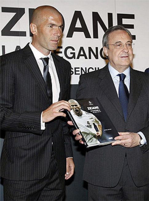 Foto: Al Madrid no llega entrenador y Zidane sujeta el paraguas que todo lo aguanta