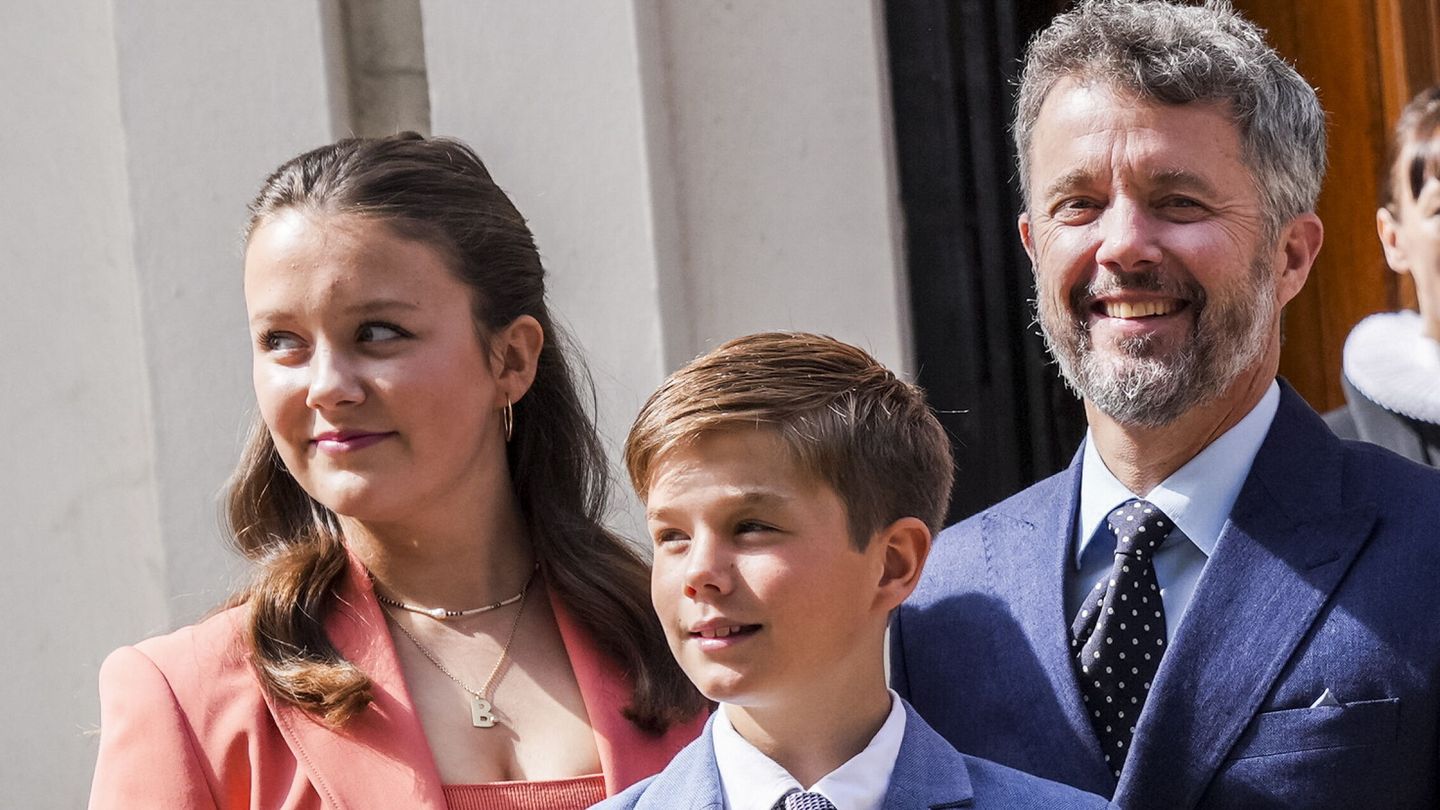 Isabella, junto a su padre y su hermano Vincent, en la confirmación de su primo Henrik el pasado mayo. (EFE/Marie Odgaard)
