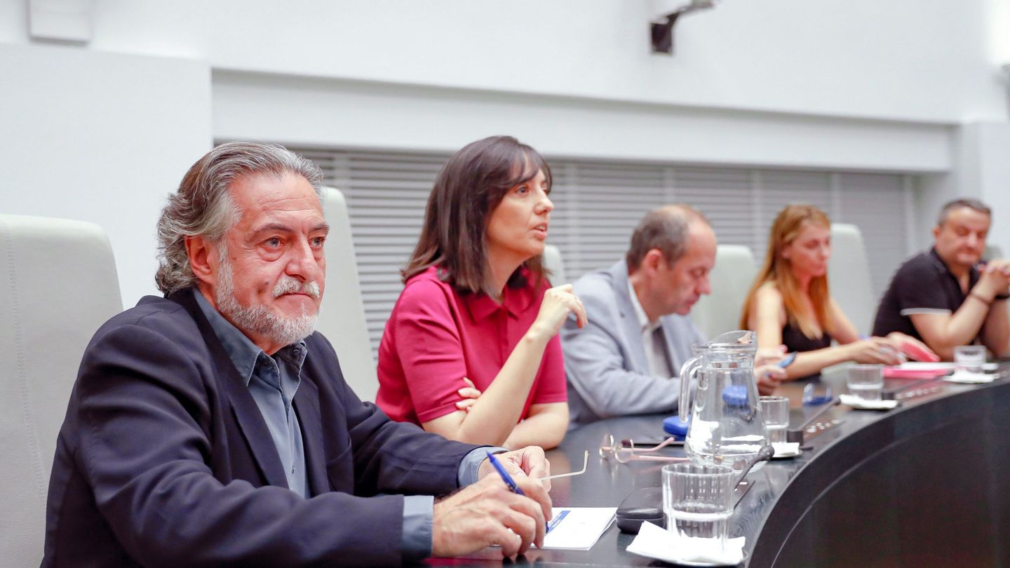 Pepu Hernández, con los ediles de su grupo Mercedes González, Ramón Silva, Mar Espinar y Pedro Barrero, el pasado 1 de julio en el Ayuntamiento de Madrid. (EFE)