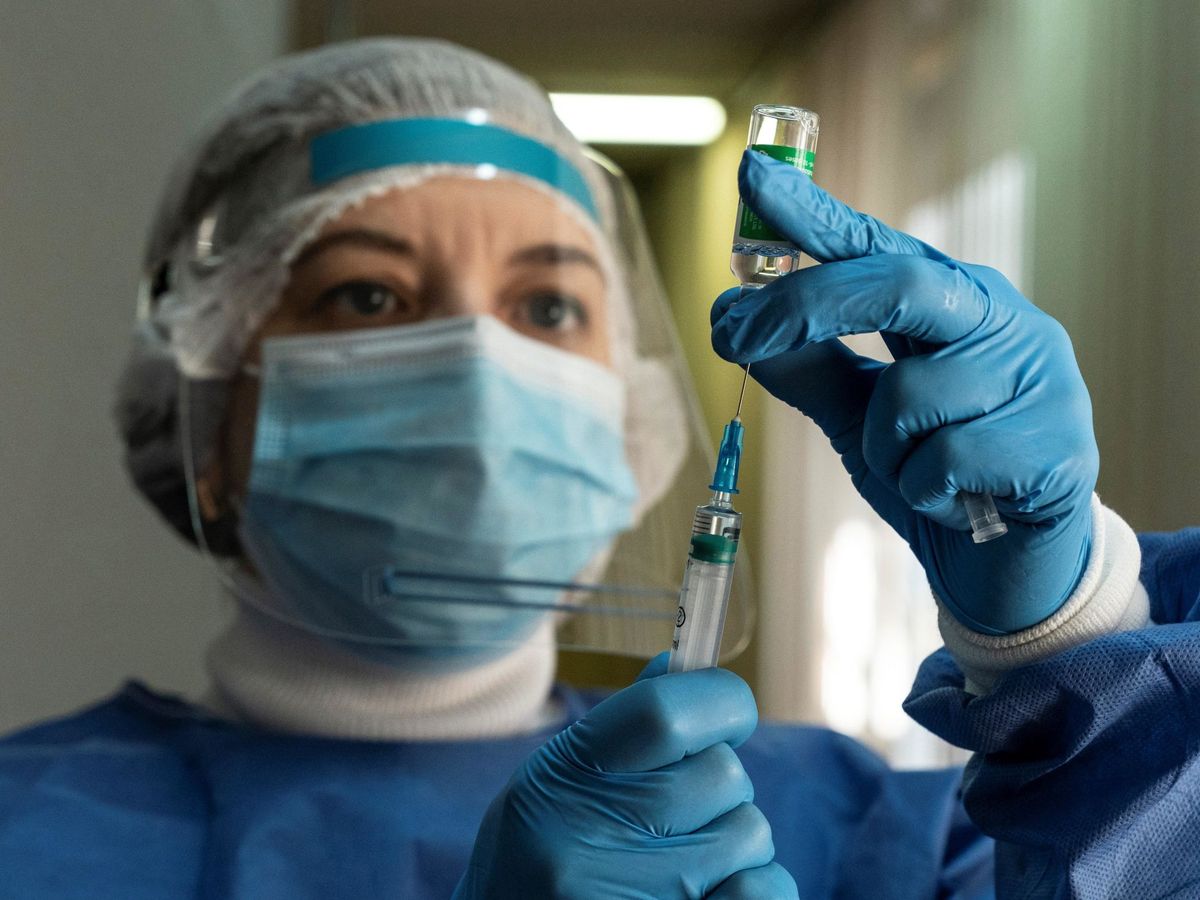 Foto: Una sanitaria prepara una dosis de la vacuna contra el covid-19. (EFE)