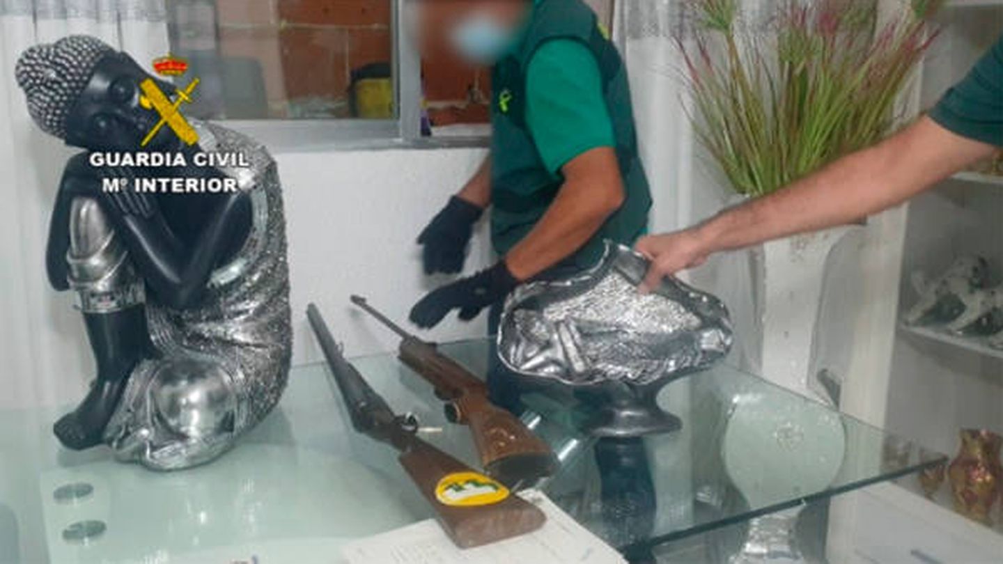 Los agentes se incautaron de armas, drogas, dinero en efectivo e medicamentos ilegales (Foto: Guardia Civil)