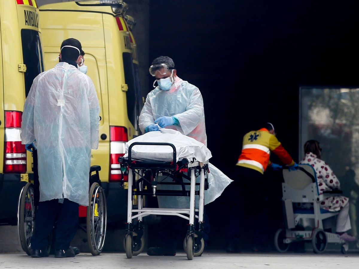Foto: Personal medico porta un paciente en el Hospital de Bellvitge en L'Hospitalet (Barcelona), este viernes. (EFE)