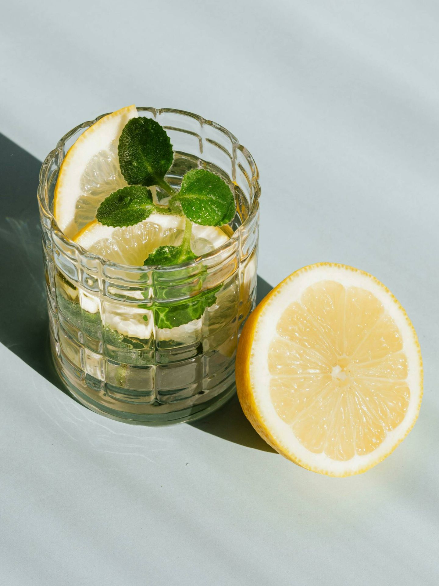 Aprovecha los beneficios de beber agua con limón. (Pexels/Karolina Kaboompics)