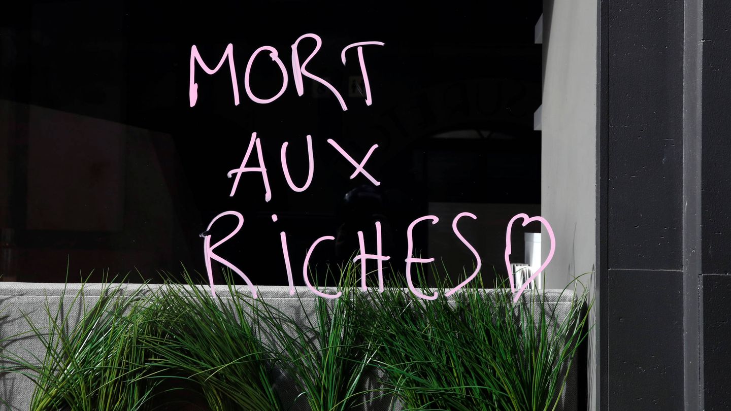 Una pintada reza 'Muerte a los ricos' cerca de un banco durante una protesta de los chalecos amarillos en París. (Reuters)